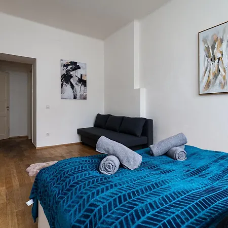 Aurora Large 3-bedroom Praha