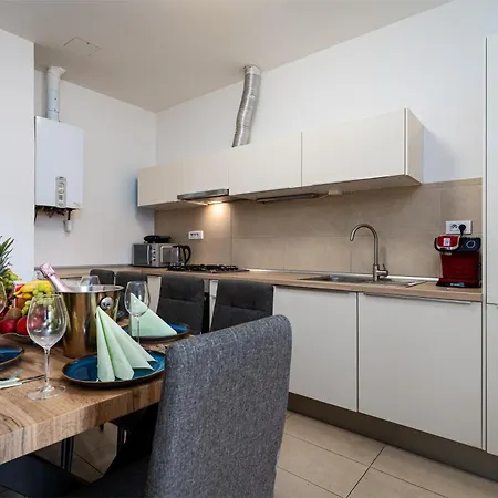 Aurora Large 3-bedroom Apartmán *